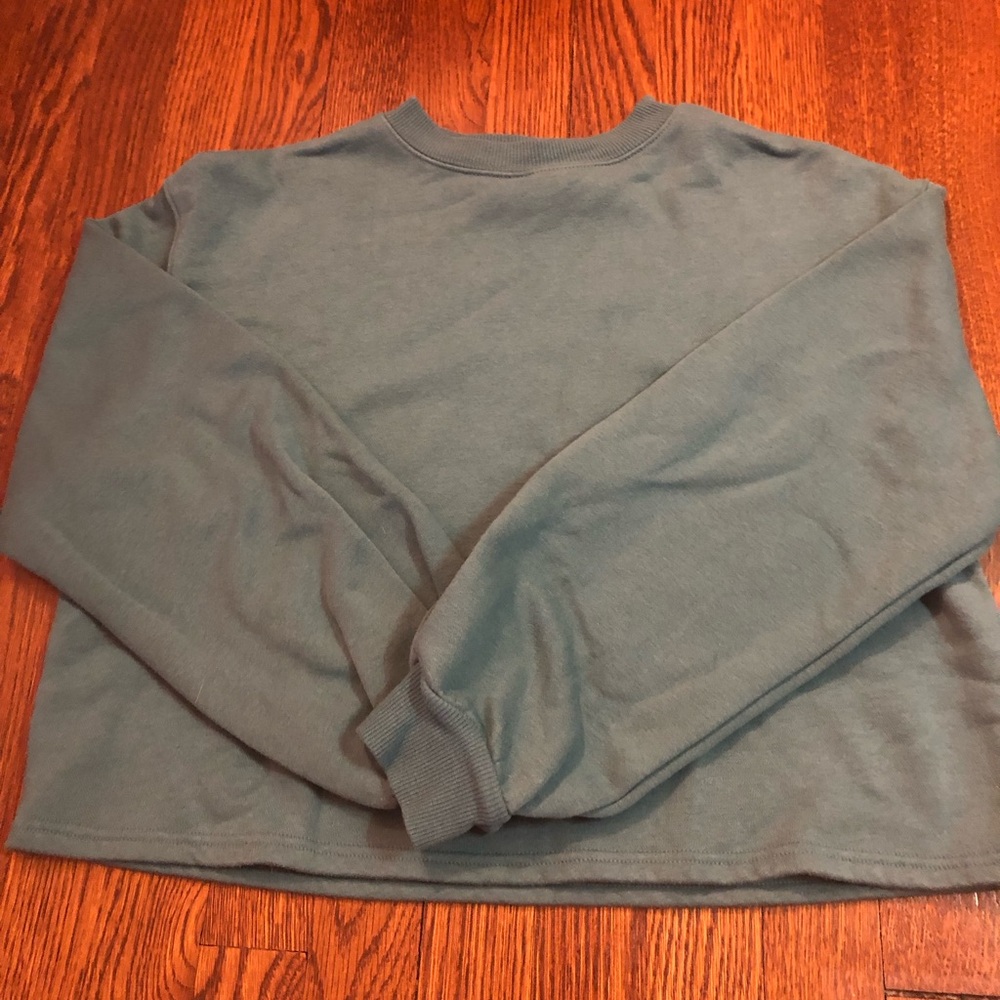 Universal thread fuzzy crewneck